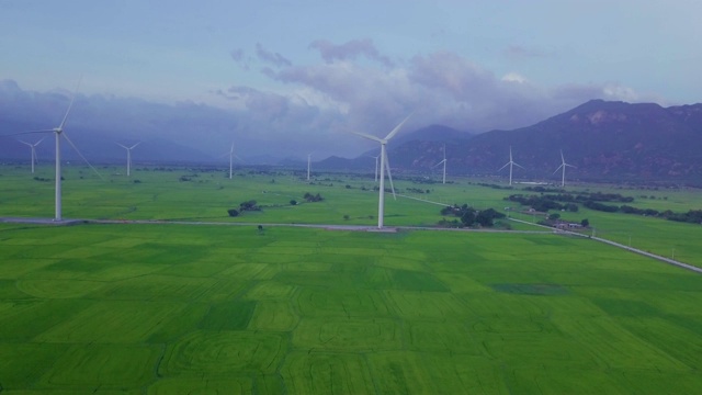 风力涡轮机农场和蓝天上的农田视频素材