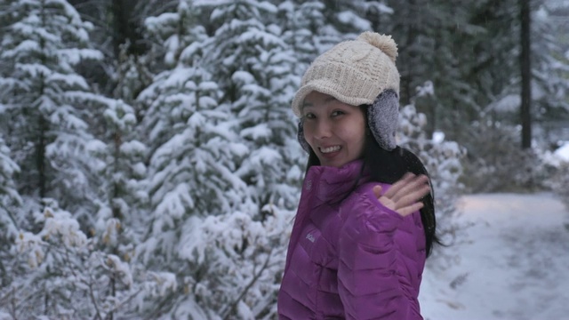 在白色的背景下，女人在下雪的假期欢迎人。视频素材