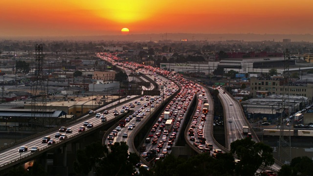 洛杉矶高速公路上的橙色夕阳视频素材