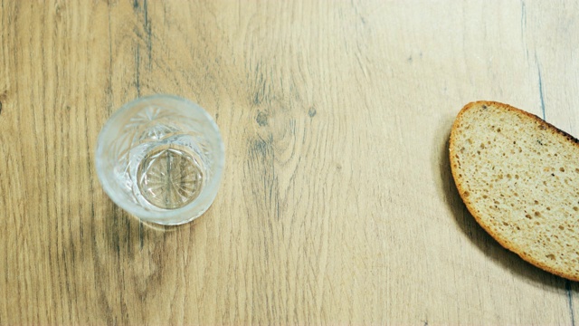 伏特加和红鱼子酱三明治。定格动画。视频素材画面2