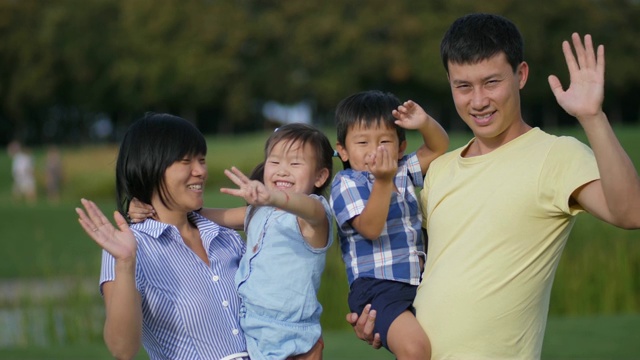 快乐的亚洲家庭一起在户外挥手视频素材画面1