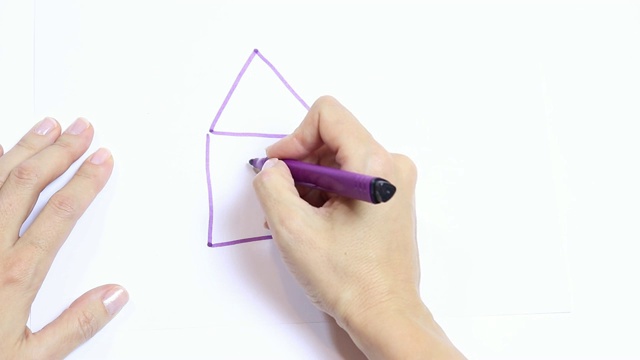 女人的手用紫色的笔在白色的桌子上画房子视频素材画面2