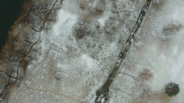 第聂伯河中央的一座修院小岛，上面覆盖着积雪。视频素材