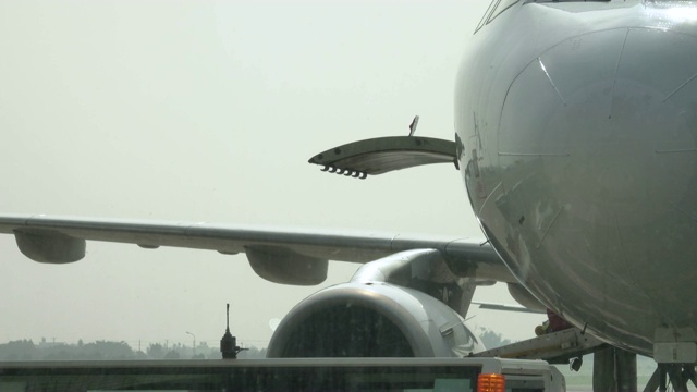 为航空货运物流装卸货物到飞机视频素材