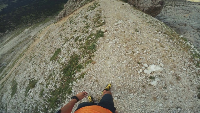 在山上奔跑的POV人小道:Dolomites视频素材