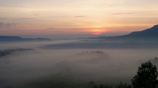 泰国佩察邦，Thung Salang Lung国家公园附近Khao Takhian Ngo的观景台视频素材