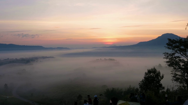 泰国佩察邦，Thung Salang Lung国家公园附近Khao Takhian Ngo的观景台视频素材