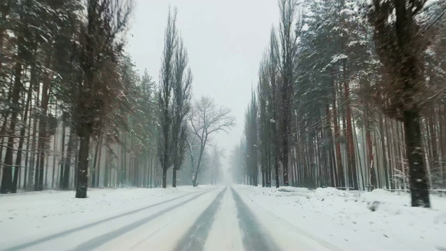 冬季乡村道路或路线在下雪的天气下有暴风雪，从移动的汽车上看视频素材