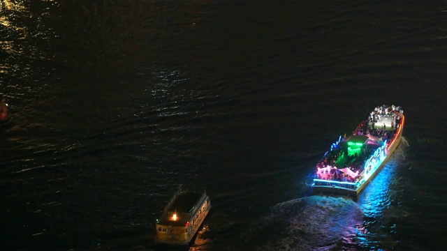 夜间游客，客船在湄南河夜间运输视频素材