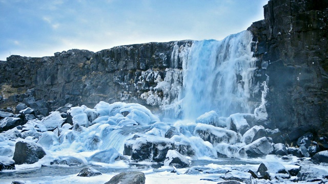 冰岛Thingvellir国家公园冰雪瀑布景观视频视频素材