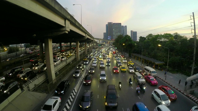 很多车。曼谷的交通状况。时间流逝城市中汽车的交通视频素材