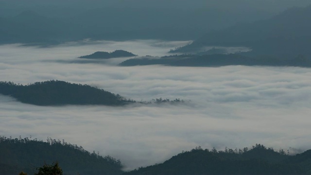 4k分辨率的时间间隔在泰国北部清迈省的怀南当国家公园的山上有雾的早晨和云波视频素材