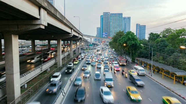 很多车。曼谷的交通状况。时间流逝城市中汽车的交通视频素材