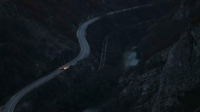 峡谷中有公路、铁路和河流视频素材