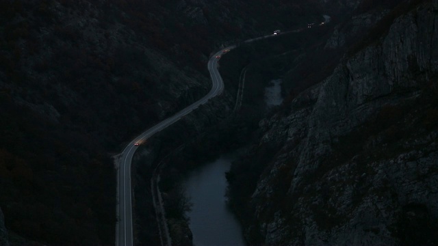 峡谷中有公路、铁路和河流视频素材