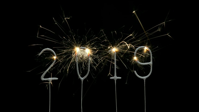2019年新年烟花在黑色视频素材画面1