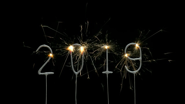 2019年新年烟花在黑色视频素材画面2