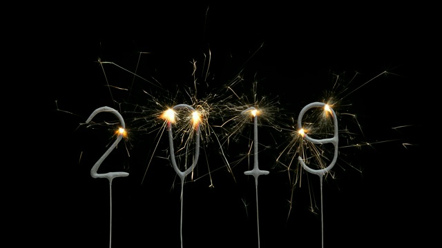2019年新年烟花在黑色视频素材画面3