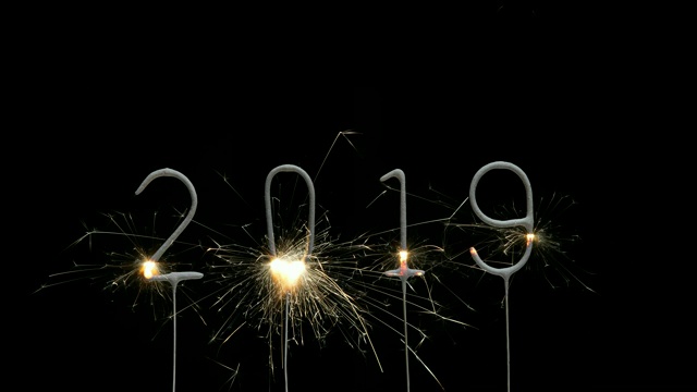 2019年新年烟花在黑色视频素材画面4
