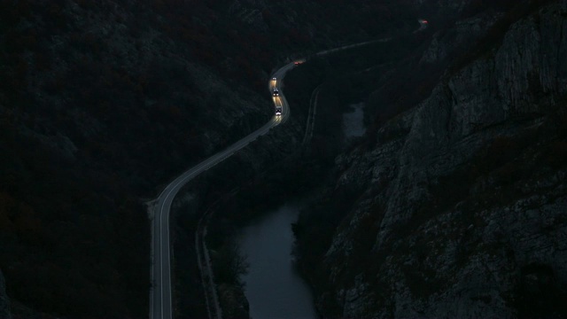 峡谷中有公路、铁路和河流视频素材