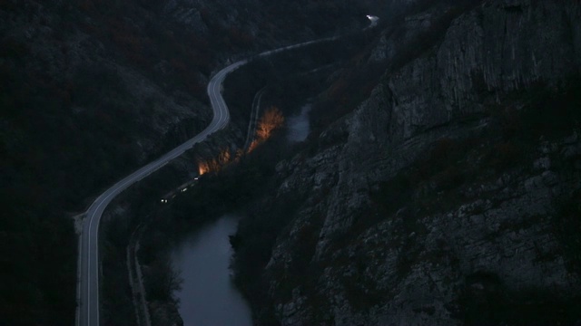 峡谷中有公路、铁路和河流视频素材