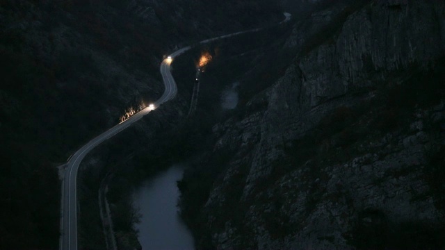 峡谷中有公路、铁路和河流视频素材