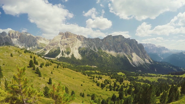 在山上奔跑的POV人小道:Dolomites视频素材