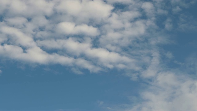 时间流逝的天空蓝色和移动的云。自然的视频背景。视频素材