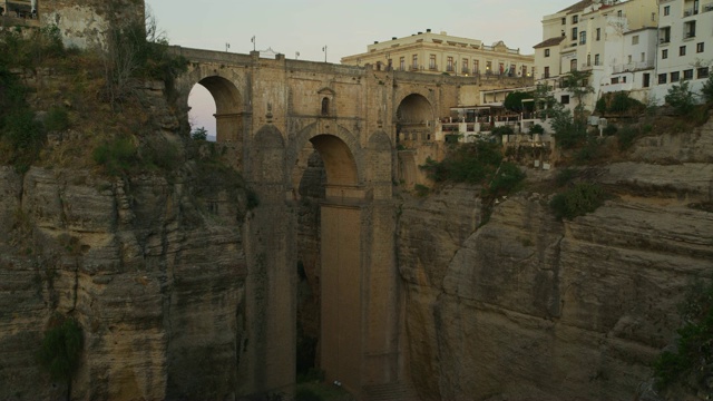 倾斜从河流到Puente Nuevo / Ronda，马拉加，西班牙视频素材