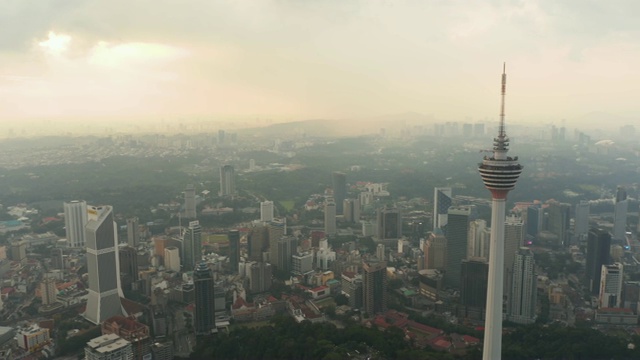 吉隆坡鸟瞰图的Menara塔视频素材