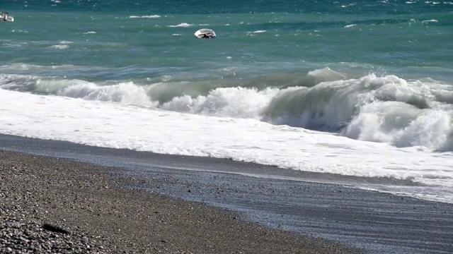 小船在波浪旁停泊视频素材