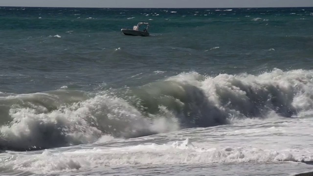 小船在波浪旁停泊视频素材