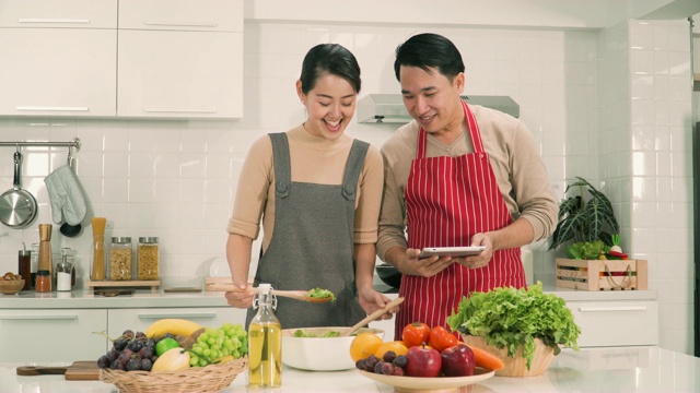 丈夫帮助日本妻子烹饪食物，建议如何形成数字平板电脑视频素材