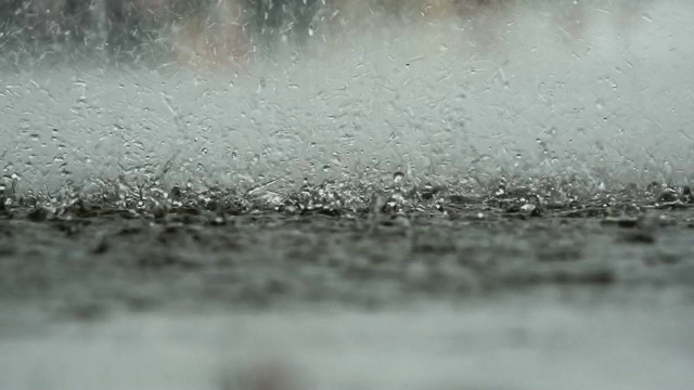 雨滴落在地面上的抽象背景视频素材