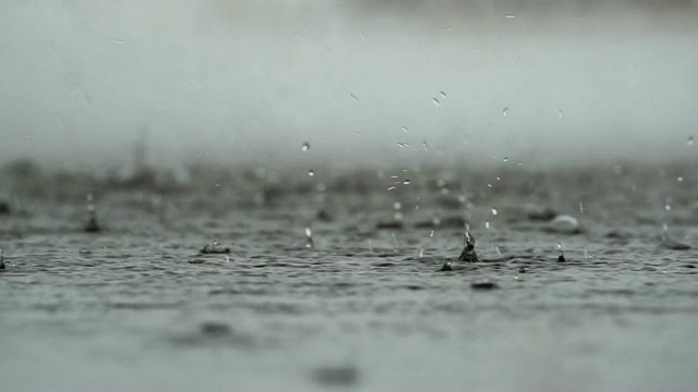 雨滴落在地面上的抽象背景视频素材