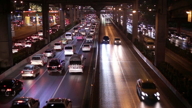 在曼谷，泰国的道路交通十字路口的夜间时间推移视图。视频素材