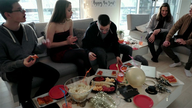 Z世代朋友新年聚会家庭午餐视频素材画面2