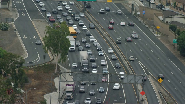 高速公路上交通的鸟瞰图视频素材