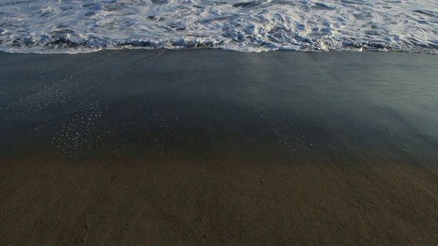 沙滩冲浪，靠近。Playa de la Tejita, El Medano, Tenerife, Atlantic Ocean, Canary Islands, Spain, Atlantic Islands。视频素材