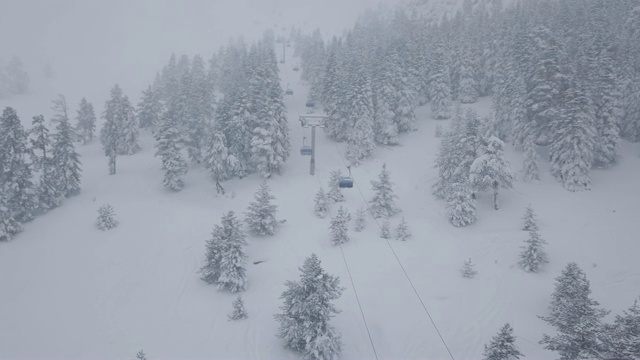 冬季滑雪缆车乘坐雪林视频下载