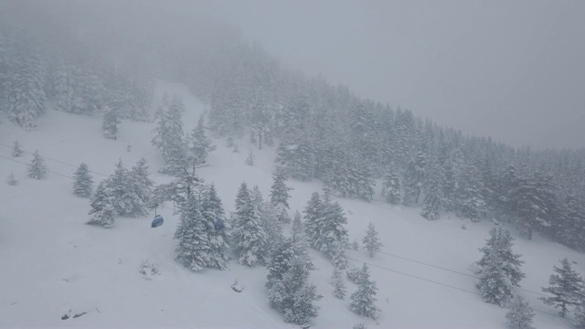 降雪在森林和滑雪缆车视频下载