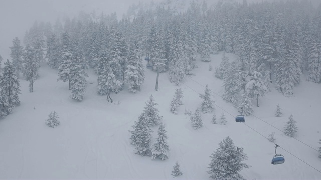 4k -冬季降雪在森林滑雪缆车多雾视频下载