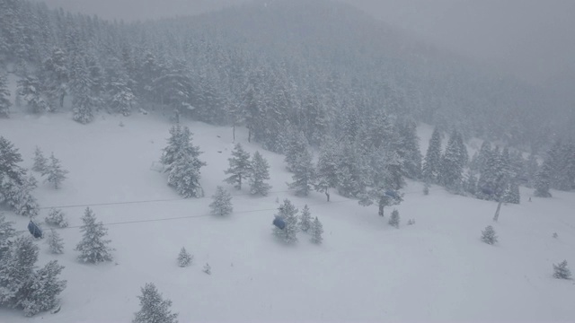 4k -冬季降雪在森林滑雪缆车多雾视频下载