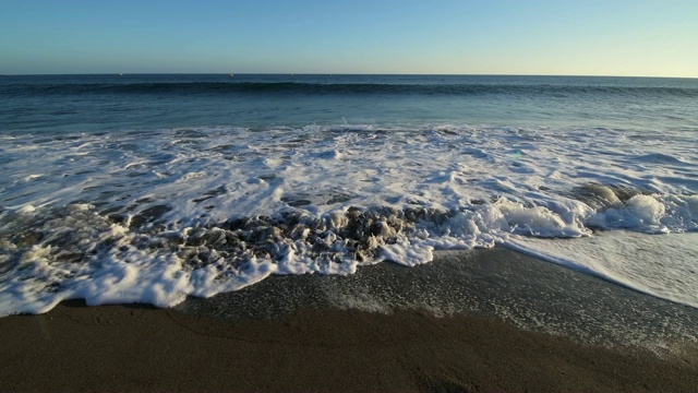 沙滩冲浪，靠近。Playa de la Tejita, El Medano, Tenerife, Atlantic Ocean, Canary Islands, Spain, Atlantic Islands。视频素材