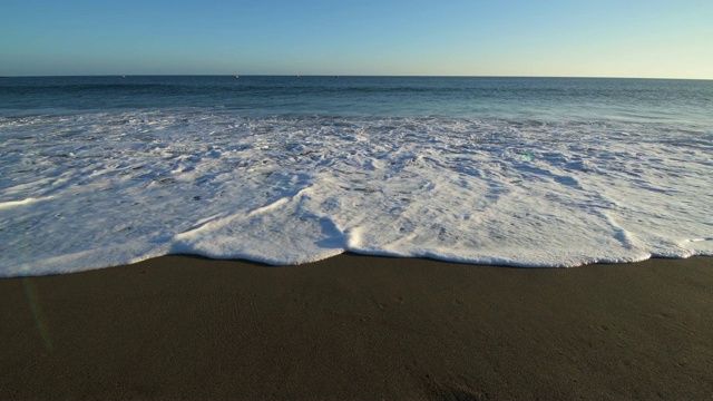 沙滩冲浪，靠近。Playa de la Tejita, El Medano, Tenerife, Atlantic Ocean, Canary Islands, Spain, Atlantic Islands。视频素材