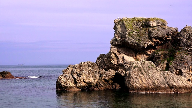 宁静阳光明媚的黑海岩石海岸视频素材