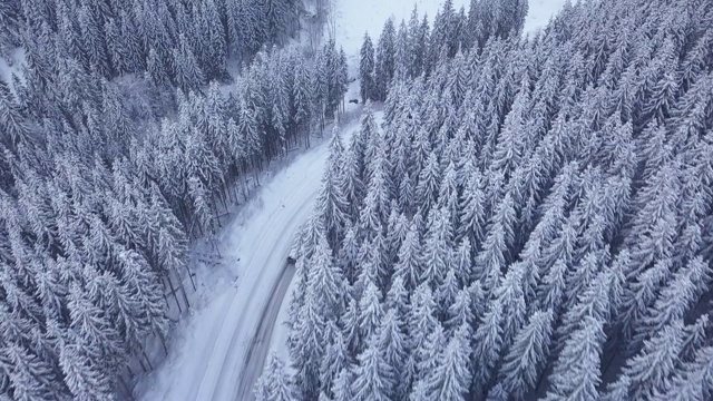 空中飞行冬季森林与道路视频素材