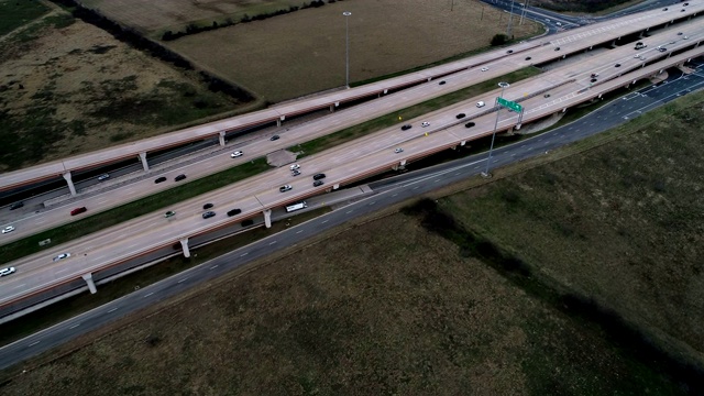 跟随交通在大型公路切割绿色景观视频素材