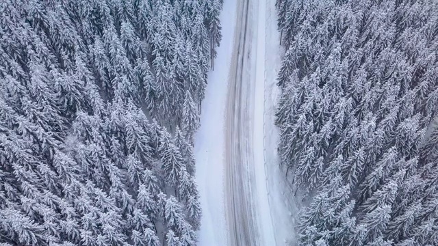 空中飞行冬季森林与道路视频素材