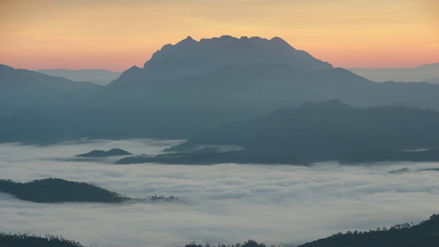 4k分辨率的时间间隔在泰国北部清迈省的怀南当国家公园的山上有雾的早晨和云波视频素材